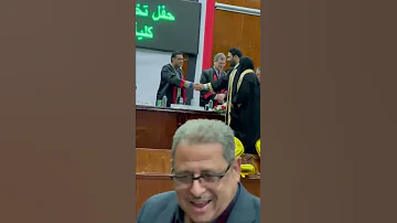 قد صرت طبيبا يا امي طبيب يستلم مع والدته شهادة التخرج في حفل تخرج كلية طب بنها 