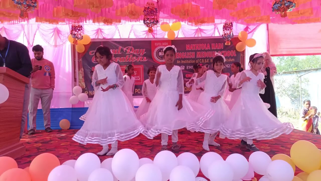 Thore khilari he thoro andari rukruk kar chalti he apni gari