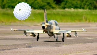 GIANT 1/3 SCALE TOMAHAWK BAE HAWK 100 - BRAKE CHUTE DEPLOYED - LONG MARSTON RC AIRSHOW - 2016