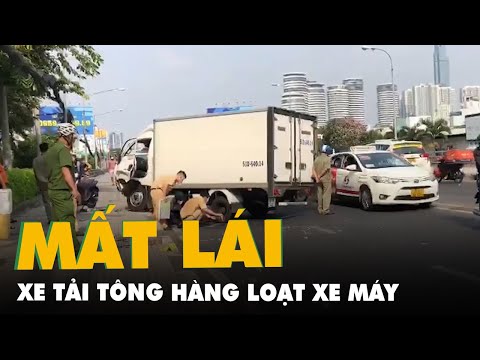 Video Xe tải mất lái tông hàng loạt xe máy trên cầu Thị... - youtube