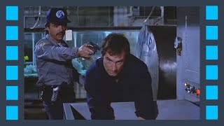 Лицензия на убийство (1989) — Драка на заводе — Сцена из фильма 2/5