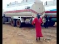 سوداني يرقص على بوري شاحنه
