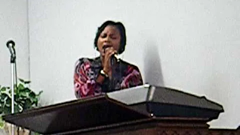 Alicia Thomas sings "Give Thanks"