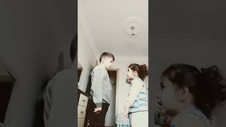 Kardeşim Bana Çok Salak Salak Şeyler Söylüyor Bende Ona Kızıyorum Resimi