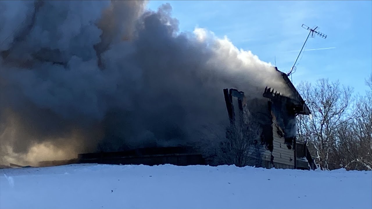 Crews respond to house fire in Warren County - YouTube
