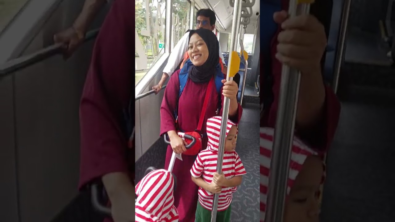 Tedjo dan Katon piknik ke Singapura