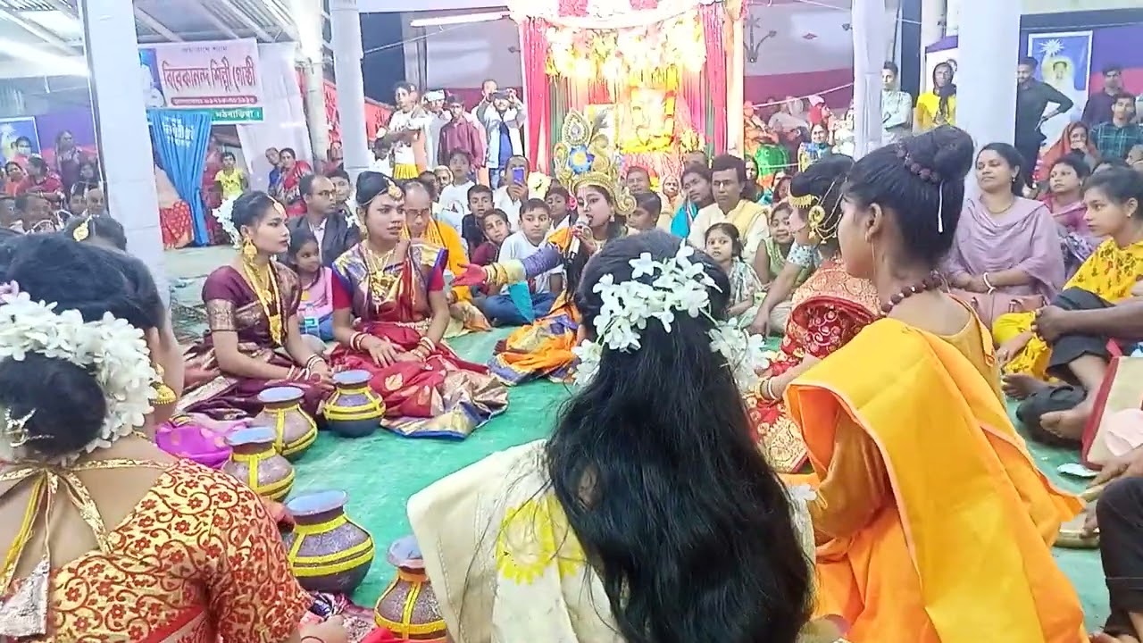 আমতলী শ্রী শ্রী রাধা কৃষ্ণ মন্দিরে রাস পুর্নিমা উপলক্ষে    ভগবান শ্রীকৃষ্ণের নৌকা বিলাস