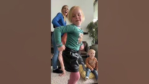 Wanneer je iets wilt laten zien, maar Lucius er precies voor komt zitten 😅 #short #shorts