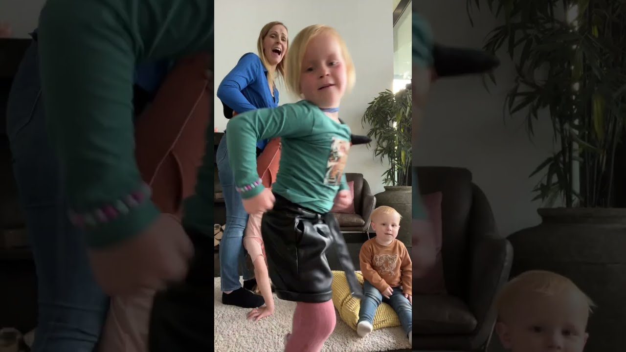Wanneer Je Iets Wilt Laten Zien Maar Lucius Er Precies Voor Komt Zitten Short Shorts