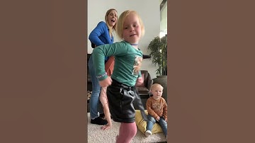 Thumbnail of Wanneer je iets wilt laten zien, maar Lucius er precies voor komt zitten 😅 #short #shorts