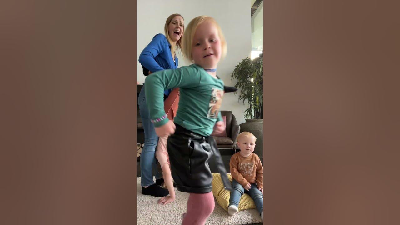 Wanneer je iets wilt laten zien, maar Lucius er precies voor komt zitten 😅 #short #shorts