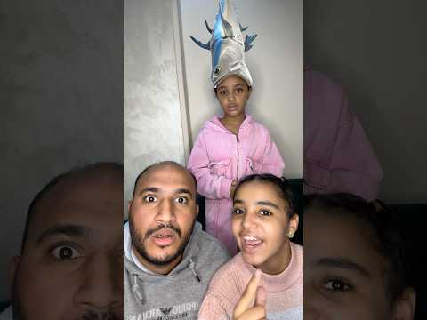 علي راسها سمكه بتاكل فراخ