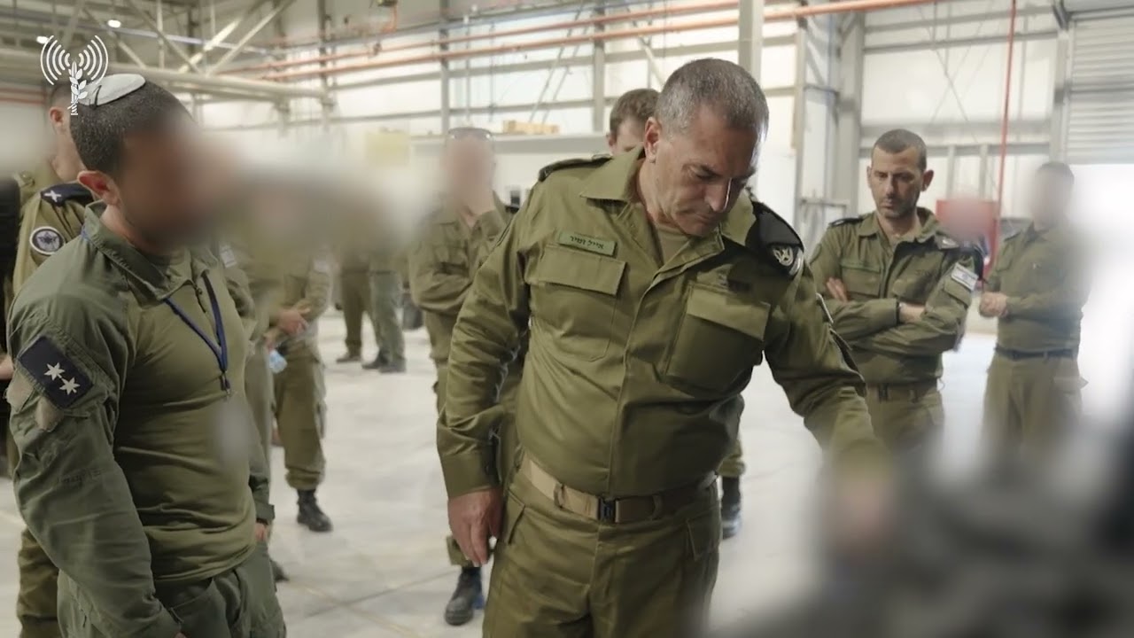 הרמטכ"ל, רב אלוף אייל זמיר, בבסיס פלמחים, עם מפקד חיל האוויר, אלוף עומר טישלר ומפקדים נוספים