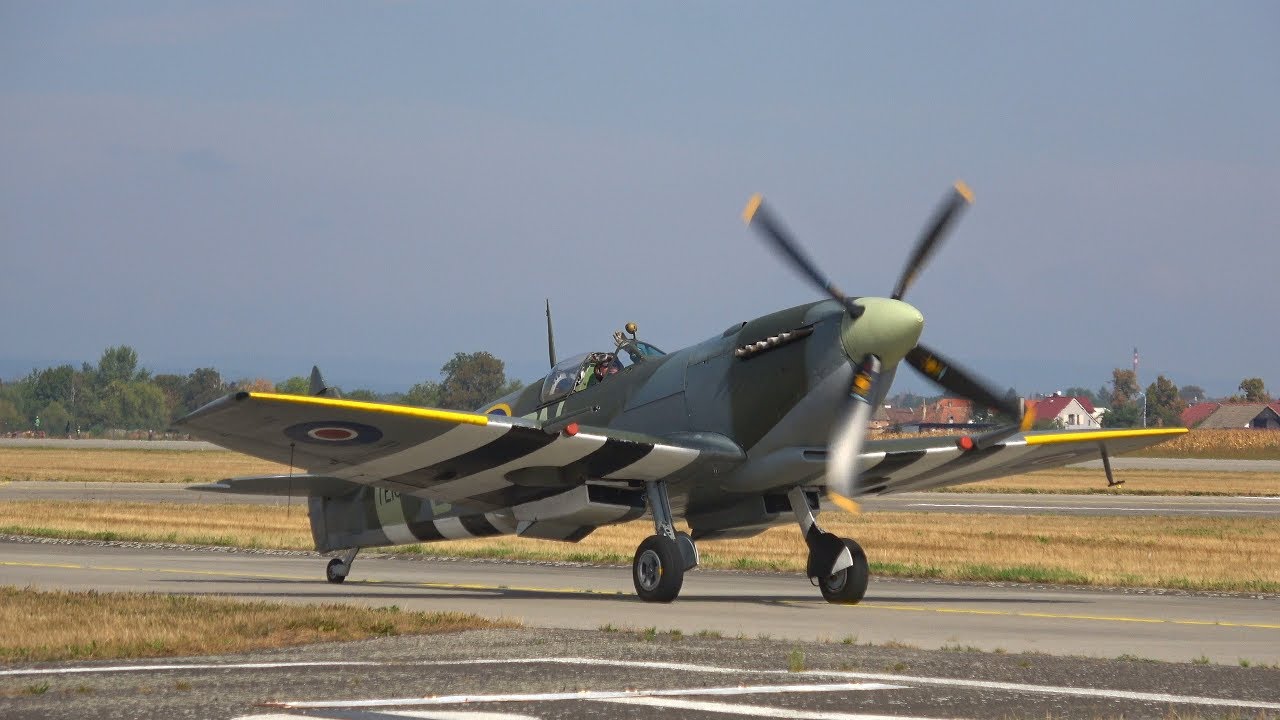 CIAF 2018 - Spitfire with L-39 - YouTube