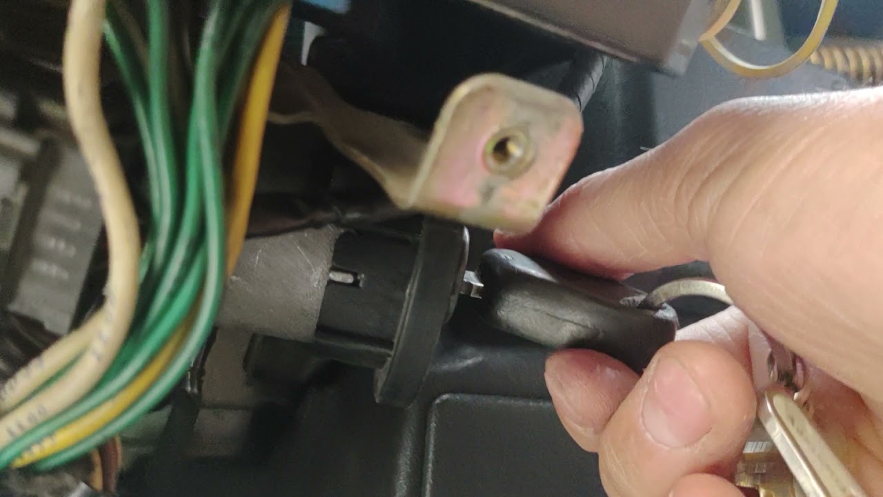 Iveco daily 35s14 euro 3 com a luz da injeção e code piscando, problema era a antena do computador.