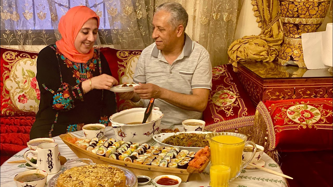 تشهاو طبلة أسيوية تعاونا و بناتي حداچو و حضرو السوشي و بدعو فيه حطو لينا طبق رائع و بنييين