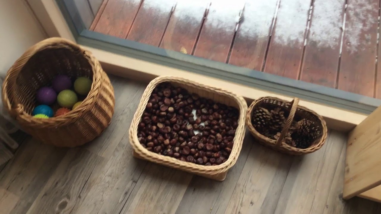 Montessori doma: Jak to vypadá v obýváku pro 18-36m dítě? (montessori-praxe.cz)