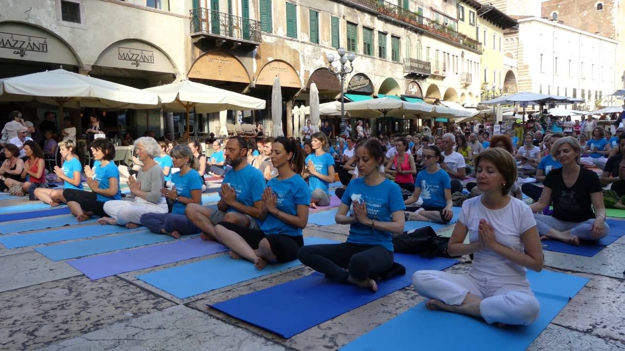 dismappa Verona - Om in Piazza Erbe (international Day of Yoga)