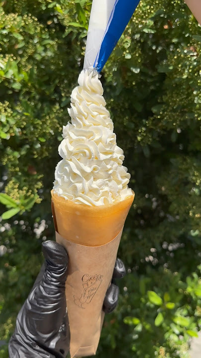【 SHIBUYA】Simple pancake with tons of whipped cream! A must visit for cream lovers!