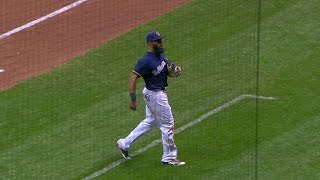 ATL@MIL: Perez makes a nice backhanded stop