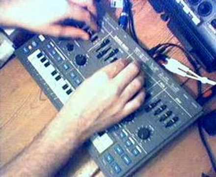 wwwdinsync.info A quick demo of my Roland MC-202. There's some noise from my usb soundcard due to the camera on the hub, sorry about that.