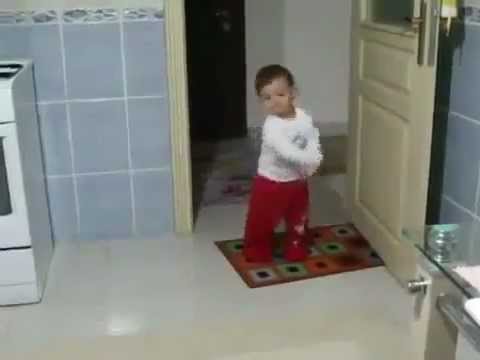 Gangnam Style Oynayan Bebek