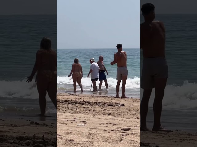 Pasear junto al mar es un placer a cualquier edad. Y a ti, te gusta pasear por la orilla?