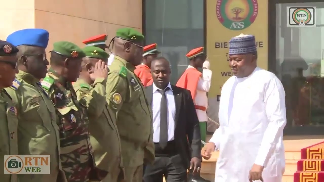 Генерал Абдурахаман Тиани с официальным визитом в Алжире проводит рабочий и дружеский визит.