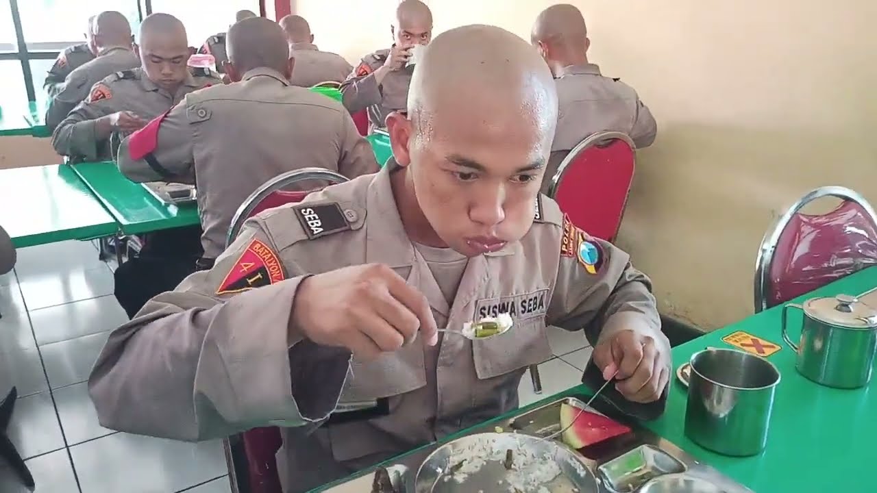 Siswa SPN Polda Jatim Makan siang bersama Bripka Sunarko