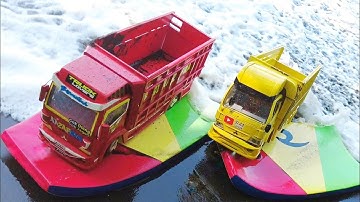 Cerita Truk Oleng Main Selancar di Pantai
