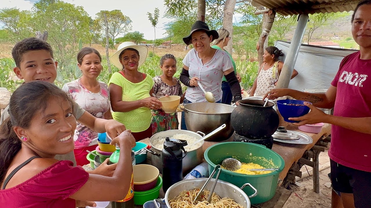 ALMOÇO NA ROÇA, PERNIL COM CUSCUZ,  CONSTRUINDO A CASA DE BIA 