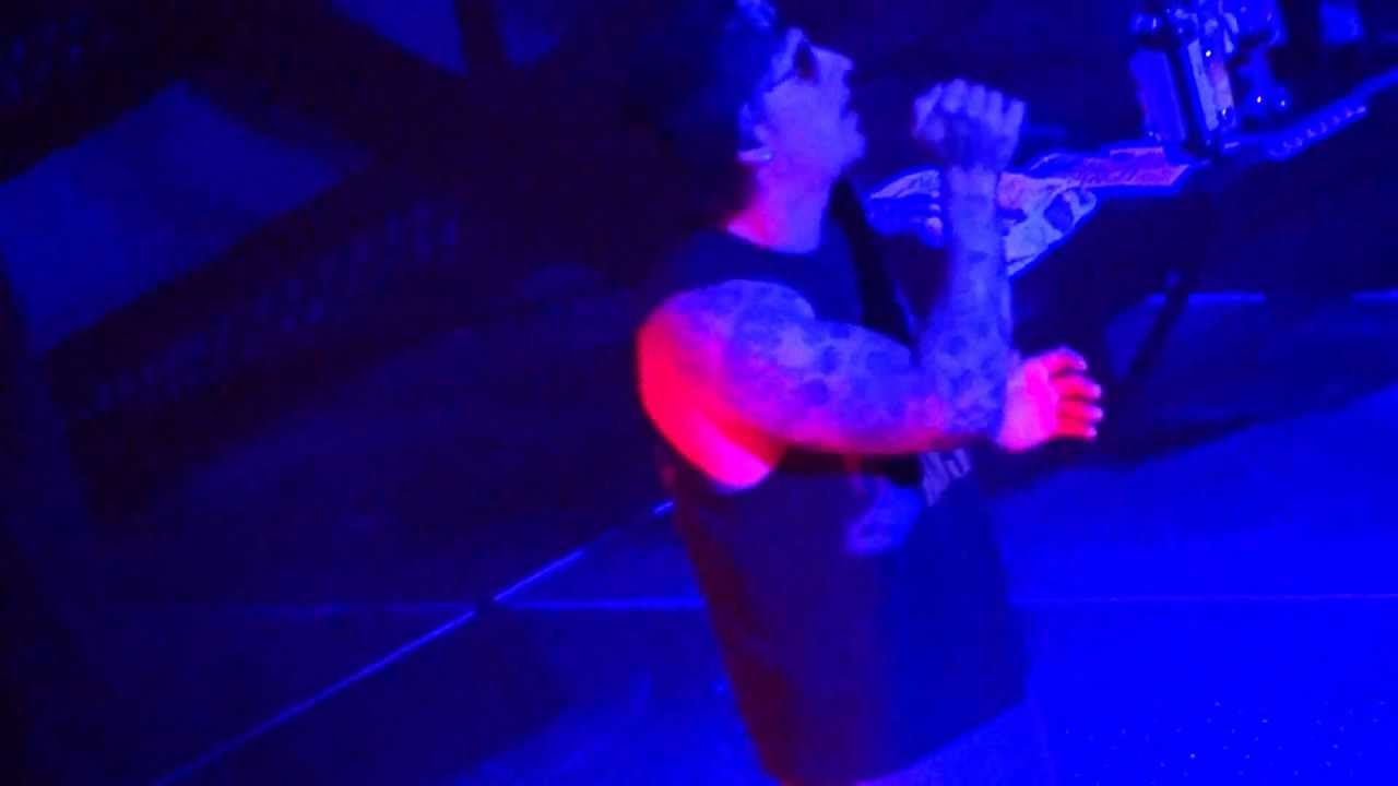 Guarda Avenged Sevenfold: So Far Away (Live) at Mohegan Sun, CT 2012 su YouTube Guarda Avenged Sevenfold: So Far Away (Live) at Mohegan Sun, CT 2012 su YouTube