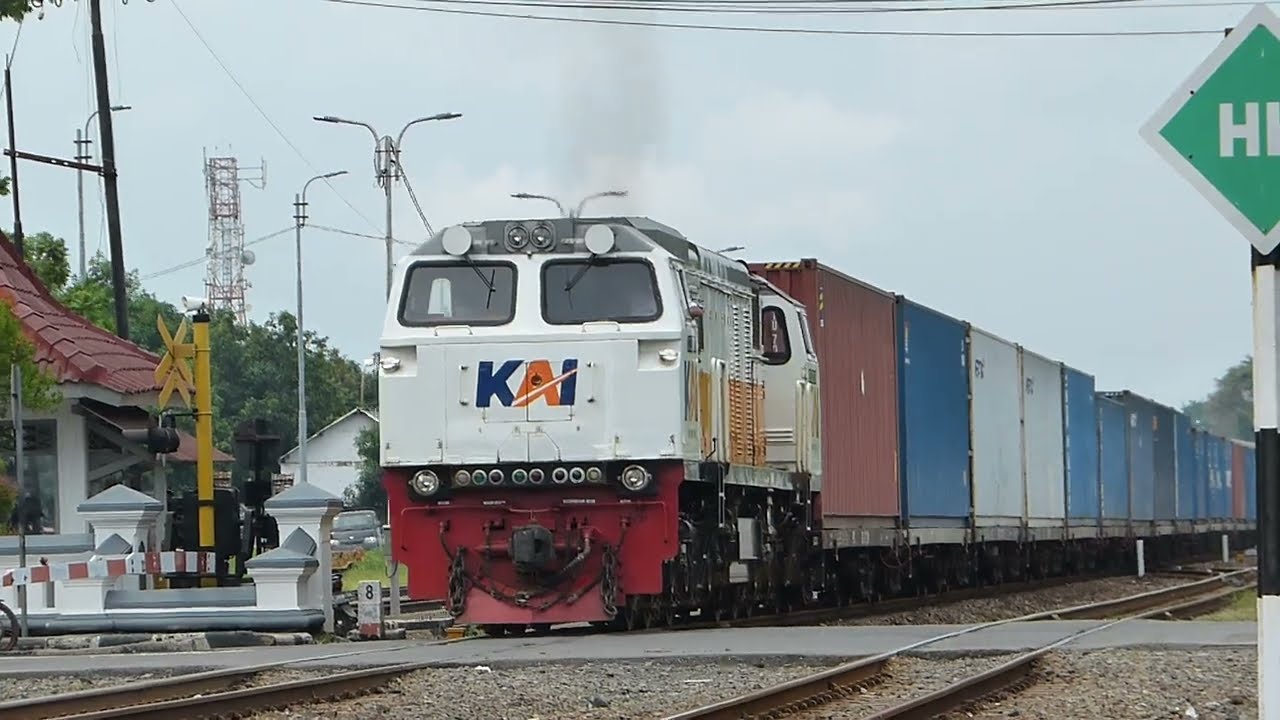 Kereta Peti Kemas Melintas Cirebon
