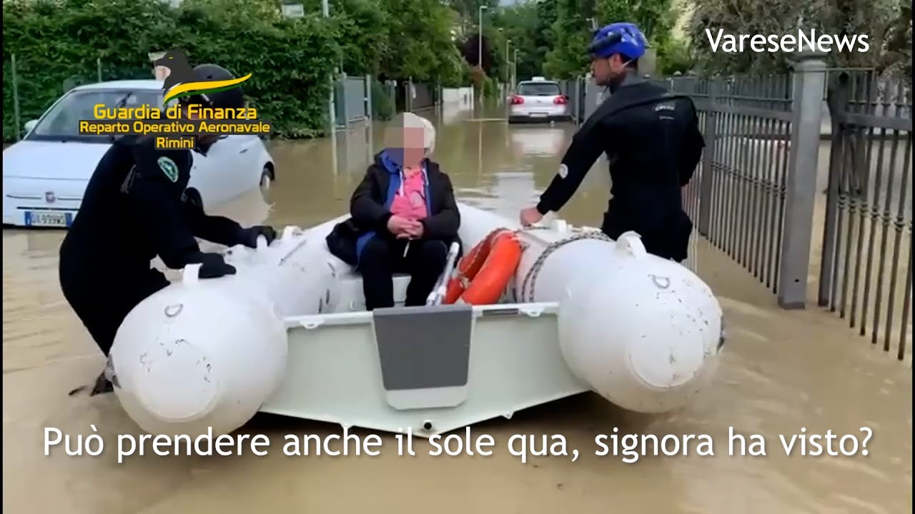 Alluvione a Forlì, il sorriso di un soccorritore: 