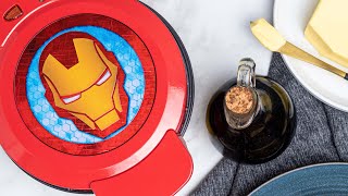 Uncanny Brands Máquina de gofres Marvel Iron Man, casco de Shellhead en tus  waffles, plancha para gofres