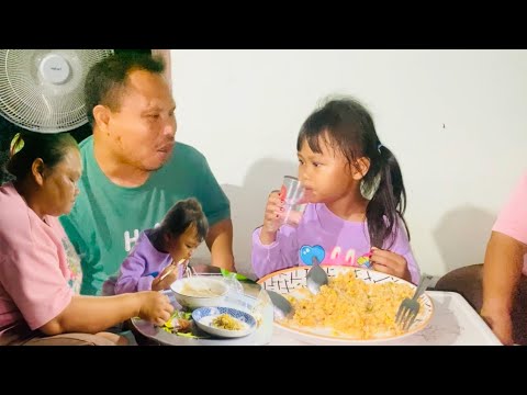 สาวมลตั้งใจทำข้าวผัดให้กินน้องมานากินข้าวเปียกเส้นกับแม่มาแซ่บด้วยกันครับอร่อยมาก ￼