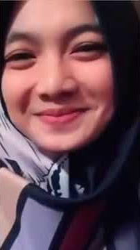 cewe berhijab senyumnya bikin halu