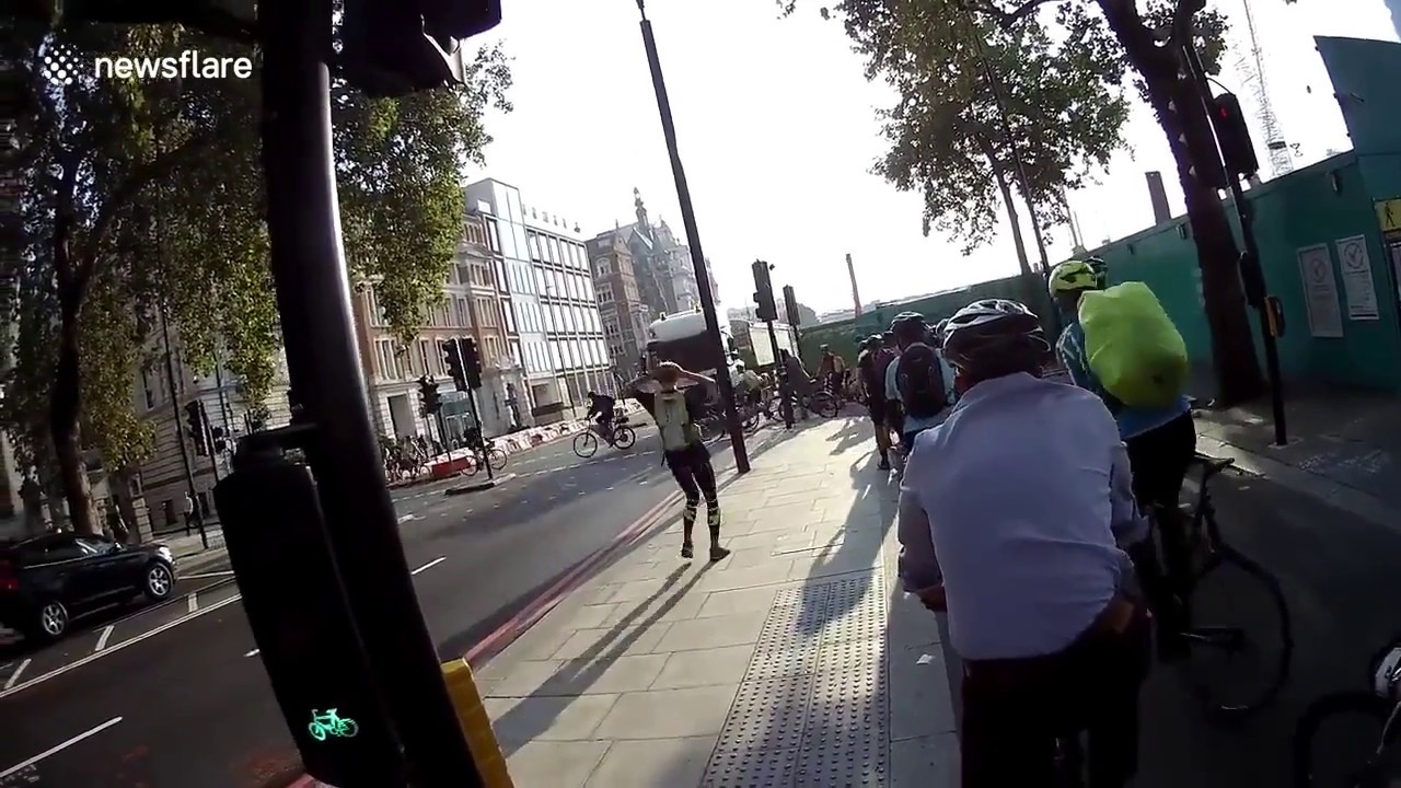 Live leak Lorry nearly ploughs into group of cyclists - YouTube