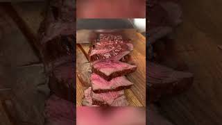 Genieße diese köstlichen Steaks, perfekt gegrillt! 🥩🔥 Entdecke mehr Grilltipps und ...