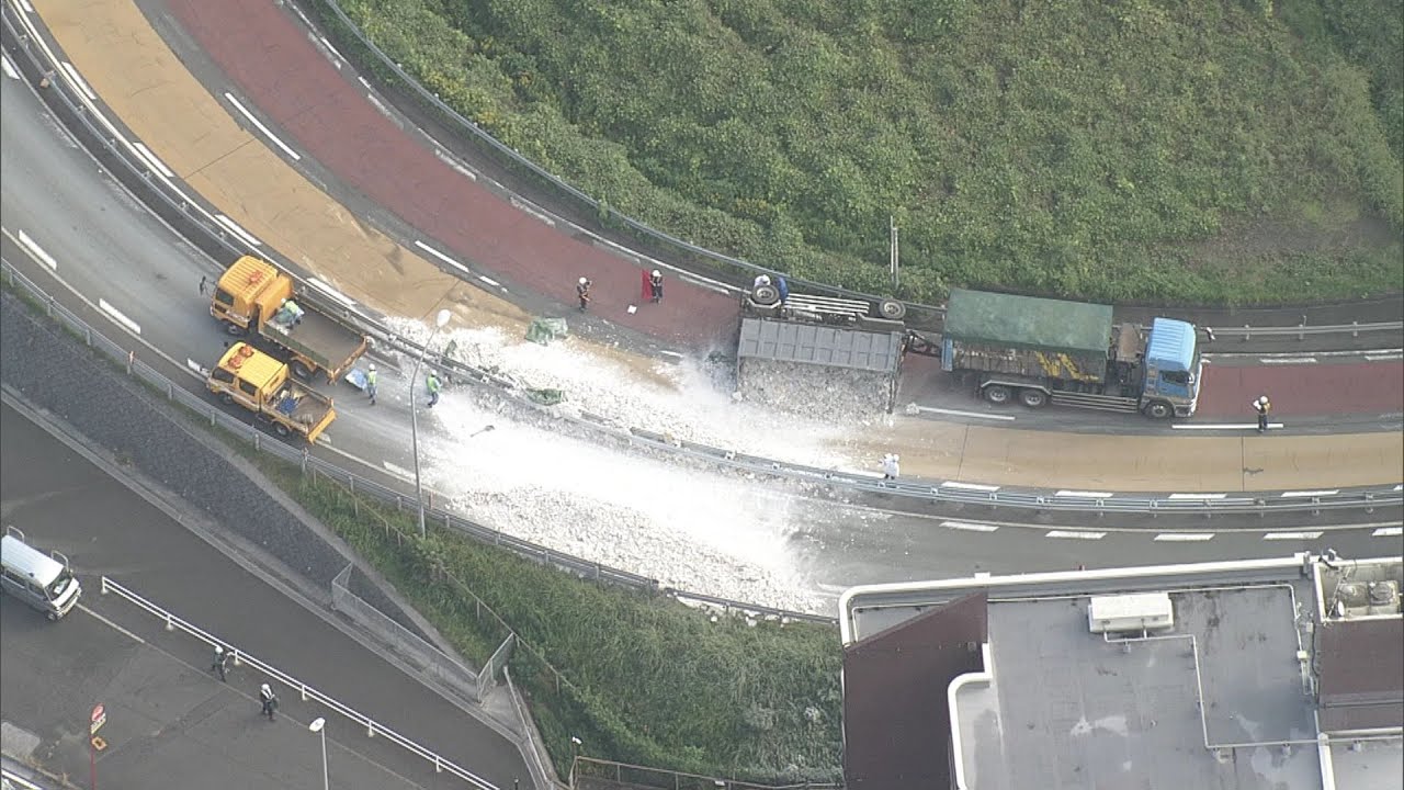 北九州市都市高速】トレーラーが横転し建築廃材の石膏ボードが散乱