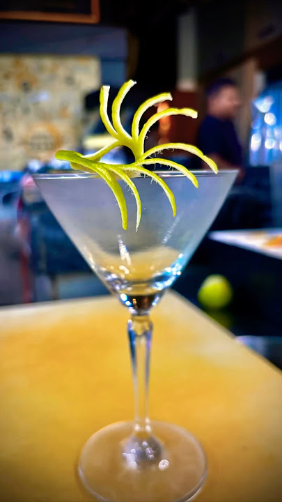 😱Lime peel Garnish🍋Lemon peel garnish for cocktail🍸#garnish #garnishideas #viral #trending