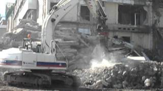 Bagger beim Abriss eines Hochhauses in Berlin-Mitte