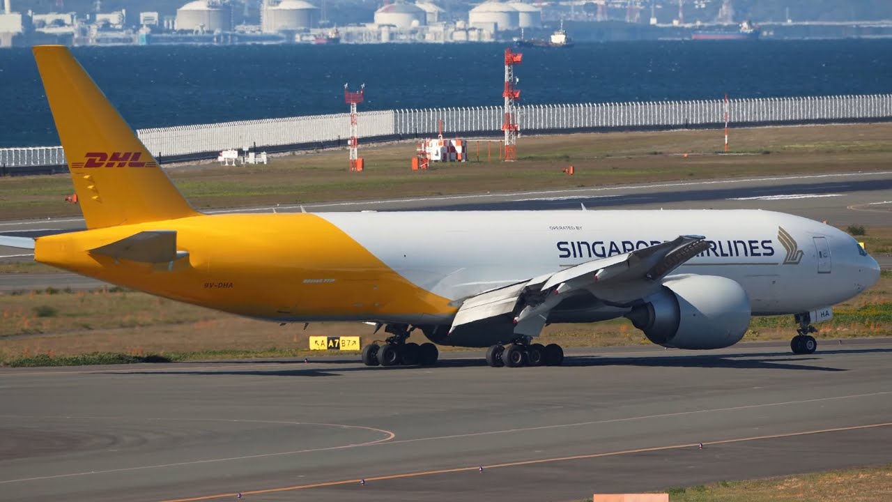 Singapore Airlines Boeing 777F 9V-DHA Landing at Nagoya Runway 36