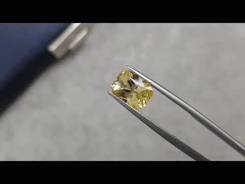 Golden color sapphire in radiant cut 5.06 ct, Sri Lanka Video  № 1