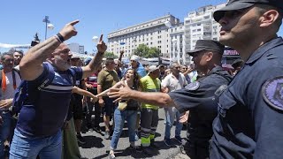 Miles de personas protestan en Argentina durante la huelga general contra las políticas de Milei