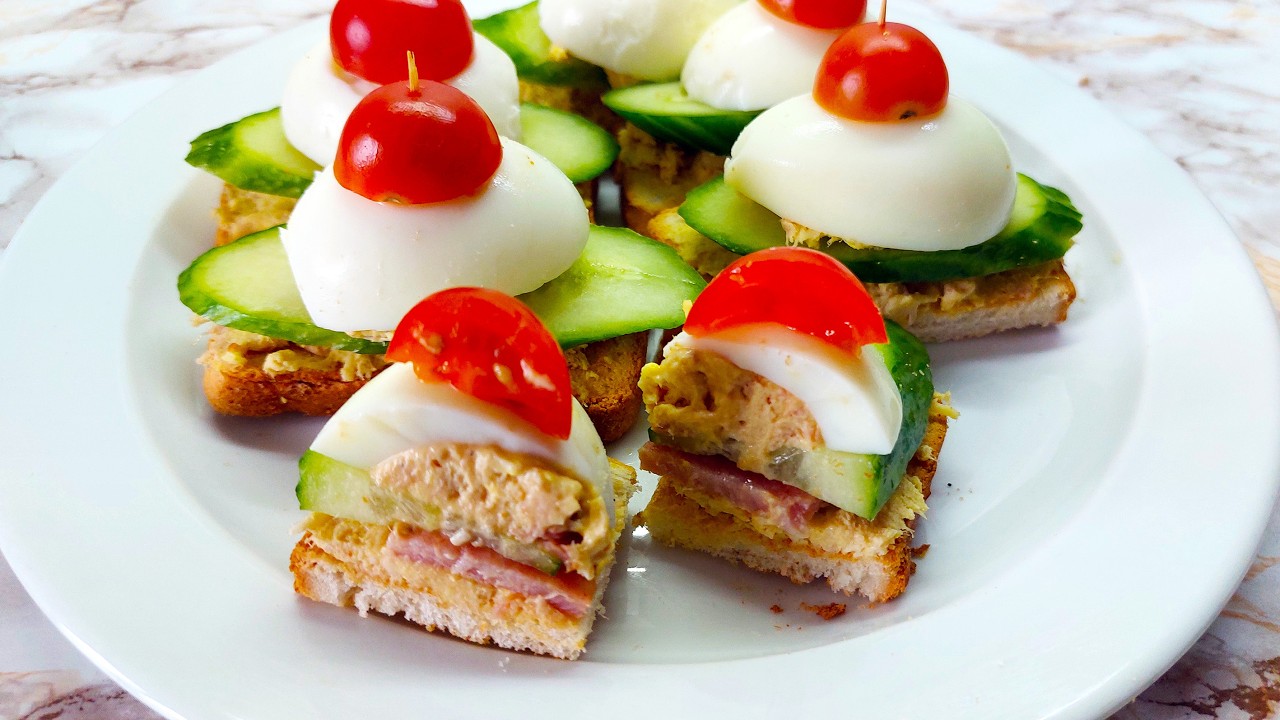 Сніданок який підкорить вашу родину! Фаршировані яйця з тунцем та беконом на хрусткому тості.