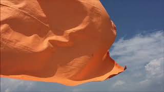 はためくオレンジ旗をスロー撮影した