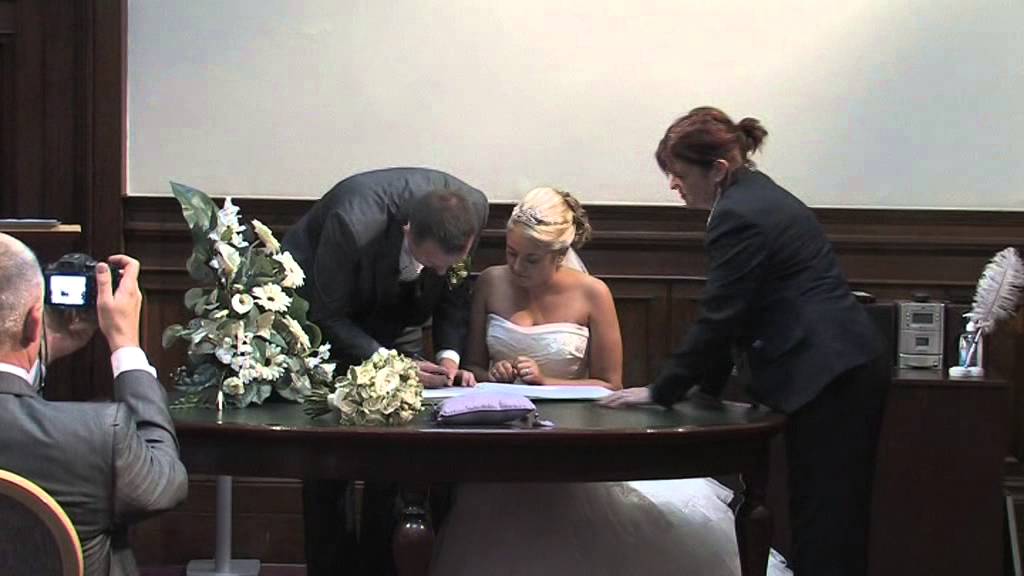 Alan & Lisa Wedding Video Liverpool - St Georges Hall and the Crowne Plaza Hotel