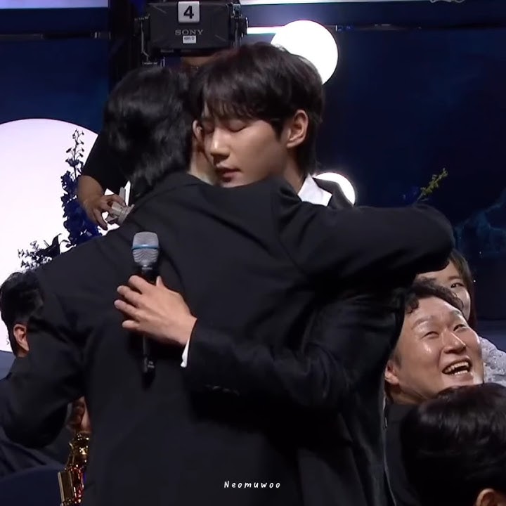 Lee Jung Young mistakenly took the award😂🙈 #leejunhyuk #leejunyoung #BlueDragonSeriesAwards2025