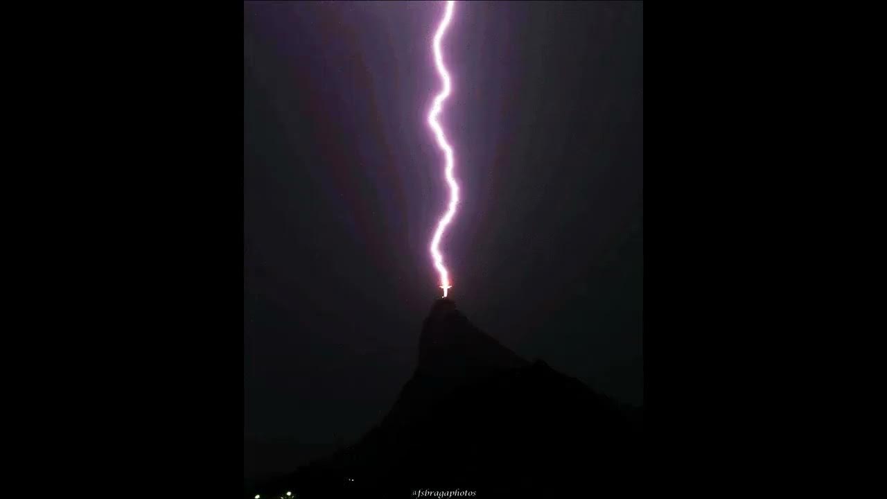 Статуя иисуса в бразилии молния. Статуя иисуса в рио де жанейро молния. Памятник молния. Кадры молнии. Молния в риме ударила статую.